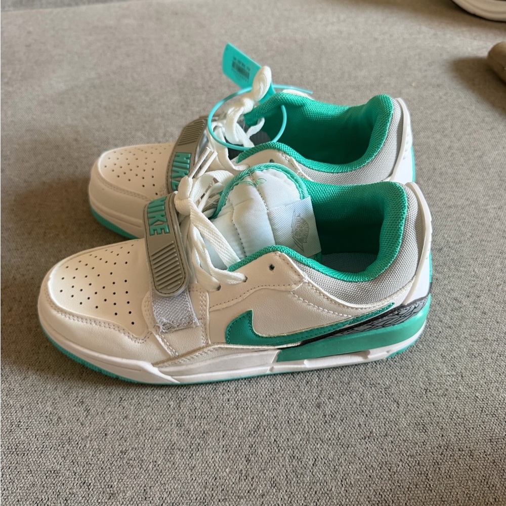 Nike Kids White and Teal Low-Top Sneakers